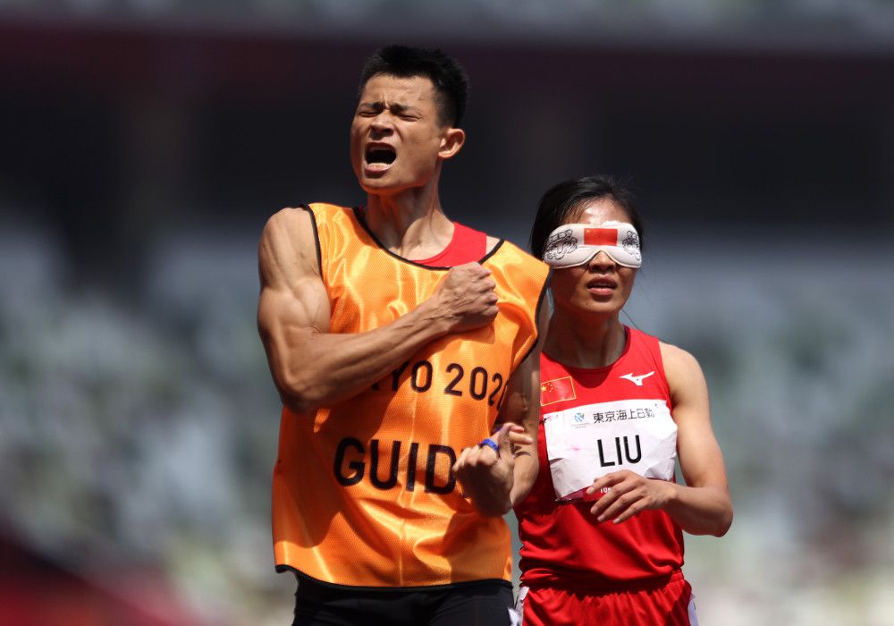 过程中两人感情迅速升温，但少女蛇妖的身份也逐渐显露，另一边国师与蛇族之间不可避免的大战也即将打响，两人的爱情面临着巨大的考验